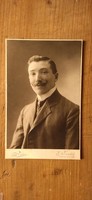 Hódmezővásárhelyi keményhátú fotó ~1900 fiatalember, nagy méretű 10*16,5 , Till Victor (T2)