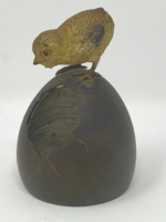 Csibével, kiscsirkével díszített tojás alakú óratartó szobor- Jelzett, bronzírozott ón ötvösmunka-CZ