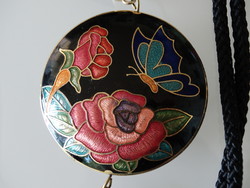 Cloisonne medálos nyaklánc pillangó és virág dísszel, selyemzsinóron
