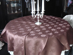 Szépséges barna selyemdamaszt asztalterítő 160 kerek
