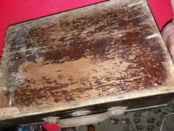 Antik fém fogantyús fa katonatáska kézi láda a képek szerint