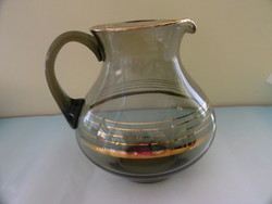 Ünnepi Kancsó füstszínű vékony kecses antik üveg arany csíkokkal 16x16 cm-es