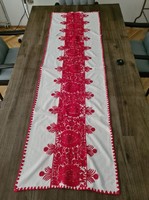 Néprajzi hímzett kézimunka erdélyi kalotaszegi írásos terítő futó piros 170x51 cm