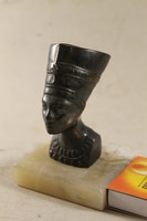 Fém Nofertiti szobor márványtalpon 344