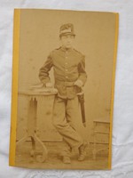 FOGLALT CDV/vizitkártya/keményhátú fotó fiatal fiú (katonai?) egyenruhában karddal 1800-as évek