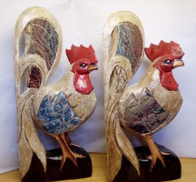 Színes kakasok faragott festett szobor pár. Kézműves ritkaság Malájziából.