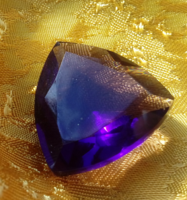 Gyönyörű különleges nagyméretű háromszög  Violet Ametiszt39.10CT TanúsítvánnyalTöbb termék 1 Ft-ról!