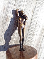 Női akt korsóval, bronz szobor márvány talpon