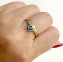Csinos 14k arany gyűrű, kék kővel - 2,98g