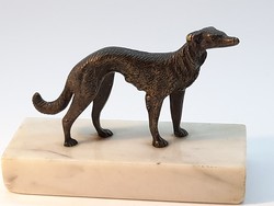 Bronz kutya szobor márvány talpon