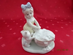 Német porcelán figura, kislány cicával, a kislány a teknőben mos. Vanneki!