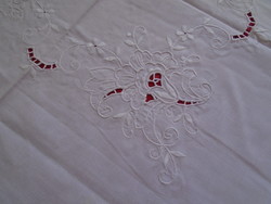 Embroidered tablecloth, centerpiece. 80 X 80 cm.