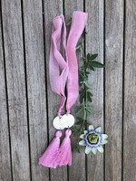 Selyem rózsaszínű függöny elkötő párban kagyló díszítéssel