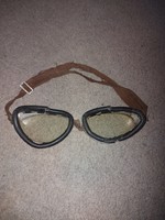 Nagyon öreg motoros szemüveg, tökéletes üveggel és fémtesttel, csak a gumi és a pánt szakadt!