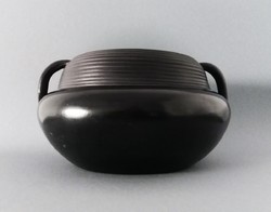 Art-deco/szecessziós jelzett fekete kerámia füles kaspó, 1910es évek