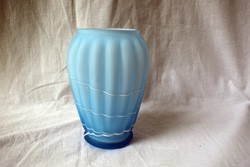 Régi tej üveg váza iparművészeti , kézműves kék fehér csík díszítésű üveg váza 14,5 x 10 cm