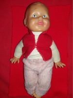 Antik sorszámozott kaucsuk baba fiú eredeti ruhájával a képek szerinti állapotban