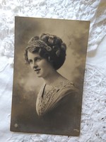 Antik fotólap/képeslap, elegáns hölgy csipke ruhában 1912