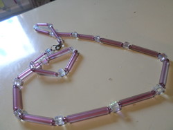 70 cm-es , lilás , matt üvegcsövekből és lüszteres kristálykockákból álló nyaklánc .