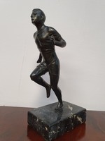 Futó férfi bronz szobor márvány talpon