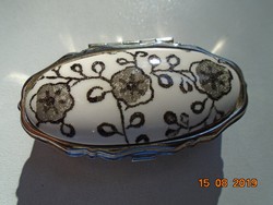 Japán ezüstözött bordázott cizellált szelence virág mintás porcelán betéttel