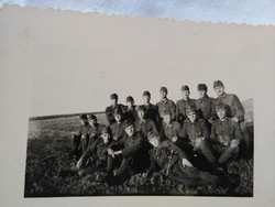 Régi II. világháborús katonai fotó, katonák egy csoportja a szabadban 1942