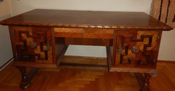 Koloniál íróasztal székkel; térbe állítható