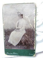 Antik magyar kabinetfotó/keményhátú műtermi fotó, Ruhm Ödön Arad műterme, hölgy legyezővel, esernyő