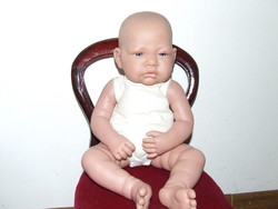 Nagyon bájos Antonio Juan élethű baba, művész baba-szék nélkül
