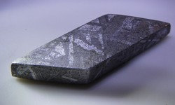 Muonionalusta meteorit szelet, jellegzetes Widmanstatten mintával. 2,5 gramm Gyűjteményi darab.