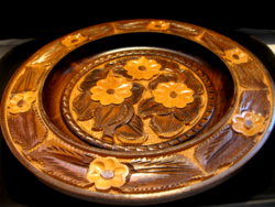 Barna-drapp virágos fa tál, tányér faragott , vésett kézműves munka