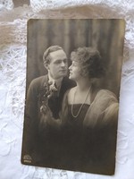Antik romantikus képeslap/fotólap szerelmes pár, gyöngysor, rózsa 1924