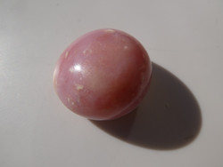 Természetes rózsaszín perui Opál dobcsiszolt formában. Dísztárgynak vagy marokkőnek. 7,5 gramm