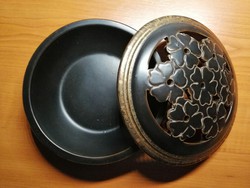 Potpourri holder or flower arrangement with ceramic lid