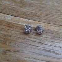Button foglalatú ezüst fülbevaló csillogó kővel