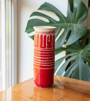 Retro kerámia váza piros alapon fehér folyatott mázzal és csíkokkal - iparművész váza