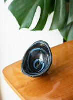 Retro kerámia hamutál, tálka - hamutartó - Luria Vilma stílusú, fekete alapon kék spirállal