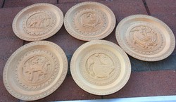 Kézzel faragott kézműves fa fali tányérok - keleti / mitológiai figurákkal