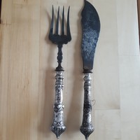 Ezüstnyelű halas szervírozó kés és villa.