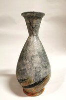 Nagyméretű több, mint 30 cm-es Gorka Lívia váza kis csorbával.