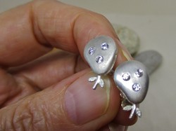 Szépséges kézműves ezüst fülbevaló fehér kövekkel