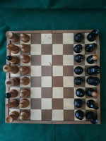 Régi, fa sakk készlet, fa dobozban, faragott sakkfigurákkal. Tábla mérete: 32x32cm.