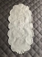 Fehér, kézi hímzett matyómintás asztalterítő futó 26 x 51 cm