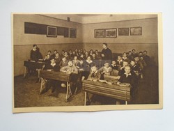 D185249 Budapest, Kegyes-tanítórendi Piarista Gimnázium -1932 Részlet egy tanteremből