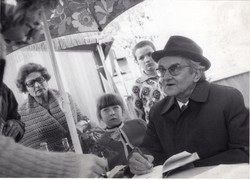 Weöres Sándor (1913-1989) dedikál