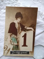 Antik kézzel színezett újévi képeslap, hölgy fodros szoknyában, elseje 1922