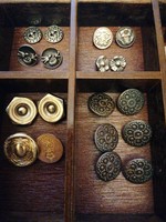 Valódi antik/vintage metál gombok több, mint 80db, rengeteg szett, egyediek, különlegesek