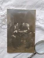 Antik műtermi fotólap/képeslap férfiak olvasnak az asztal körül, könyv, olvasás 1910 körüli
