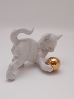 Labdával játszó porcelán cica, macska