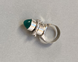 Pazar,méreg,vagy amulett-tartó ezüst gyűrű zöld kővel!